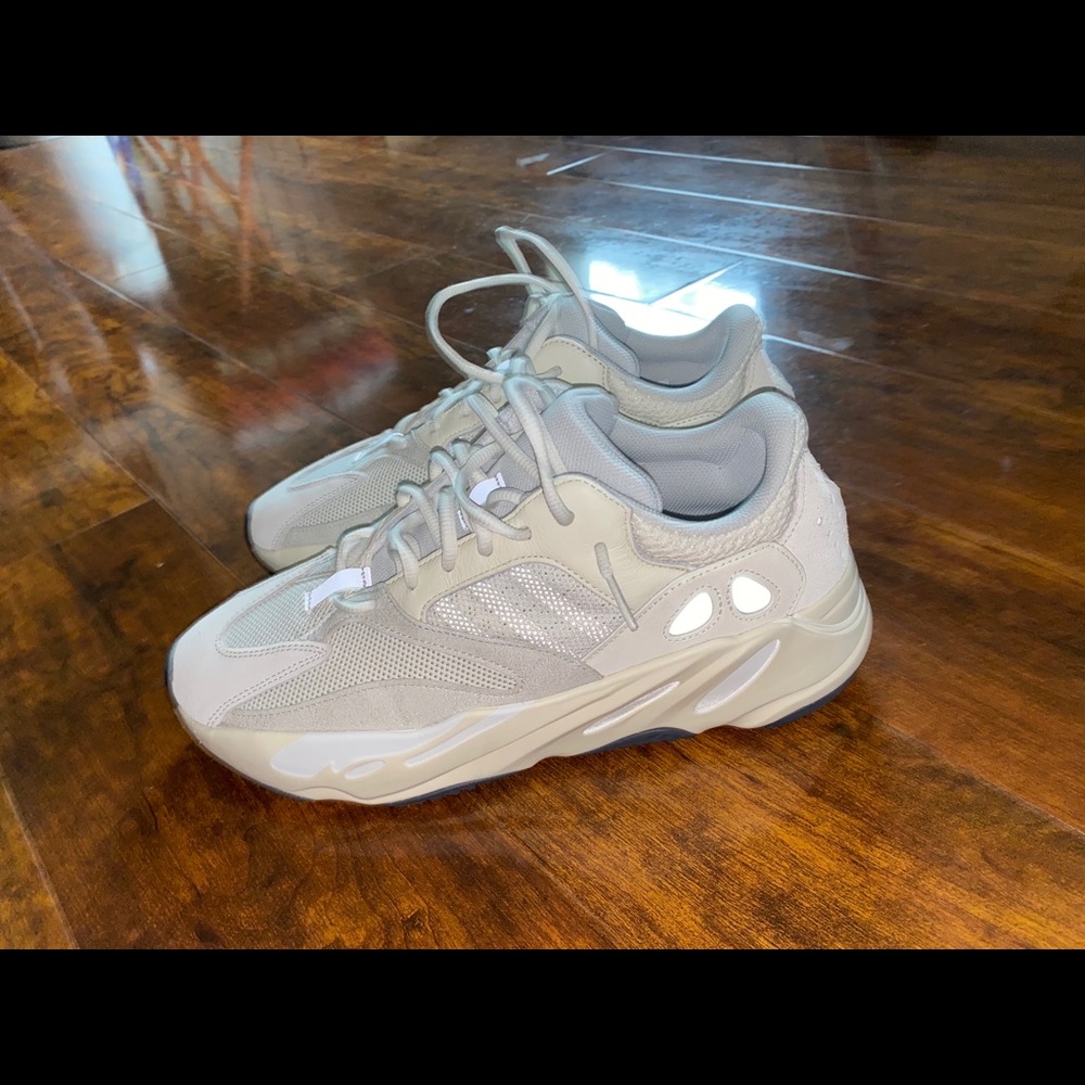 Yeezy 700 analog